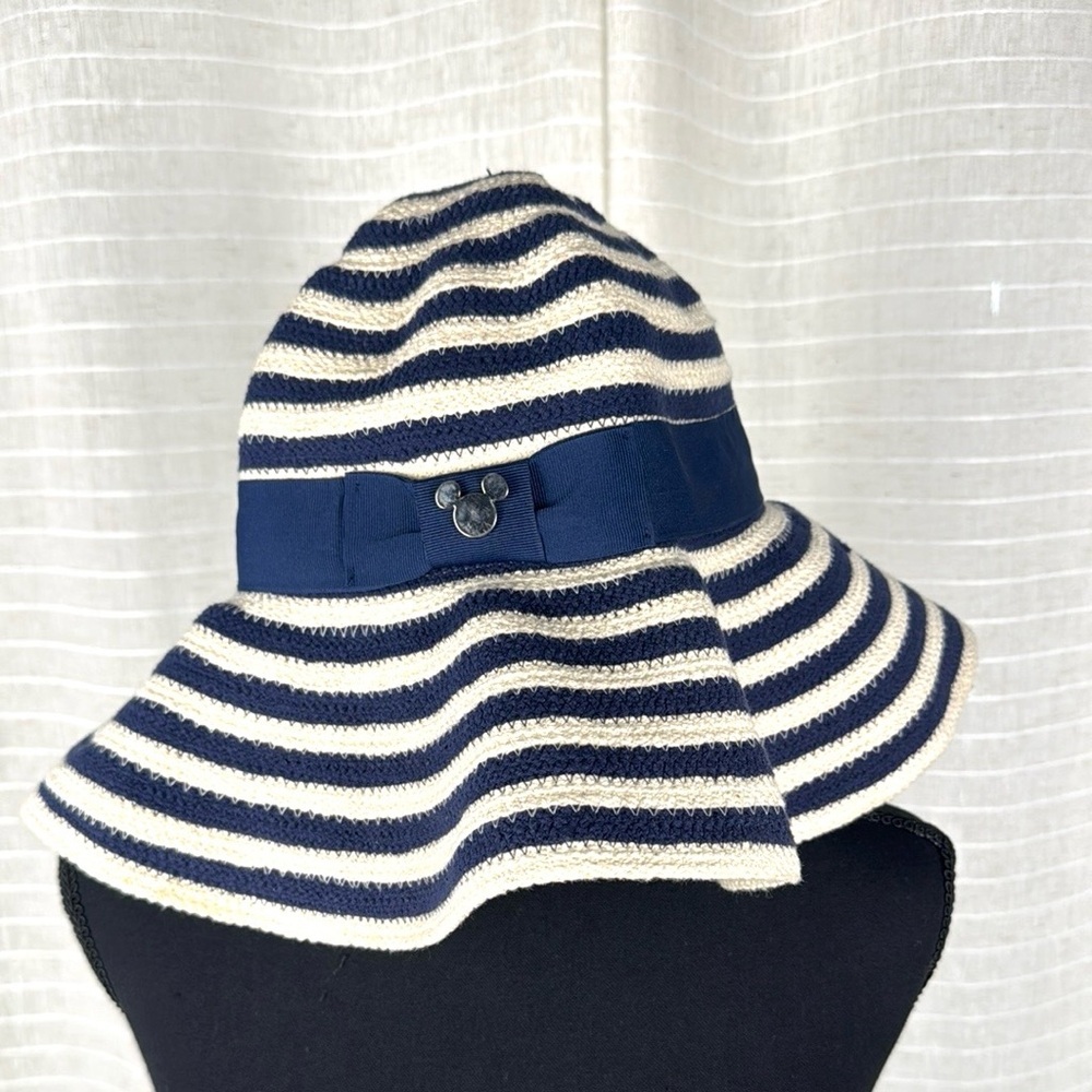 Disney Park Beautiful Women Hat! Striped Navy and Cream Bucket Hat, Adult